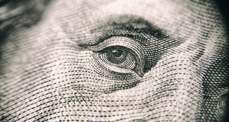 Dólar sobe 1,3% e chega a R$ 5,65 após deflação no Brasil e dados fracos da China