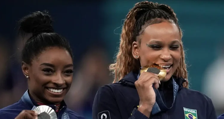 Rebeca andrade e simone biles no pódio