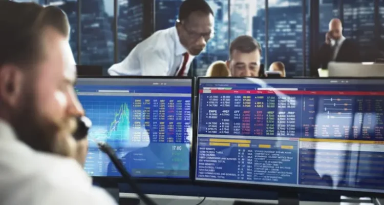 Ibovespa iniciou o dia próximo aos 135 mil pontos, mas teve pico de 137 mil antes do fechamento; dólar ficou em R$ 5,49