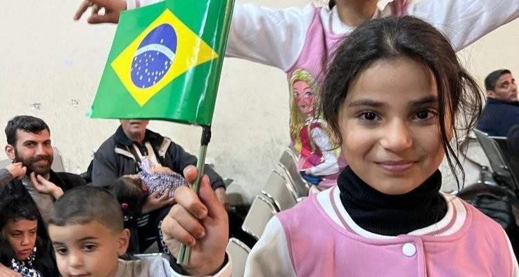 Terceiro grupo de brasileiros que aguardam deixar a faixa de gaza