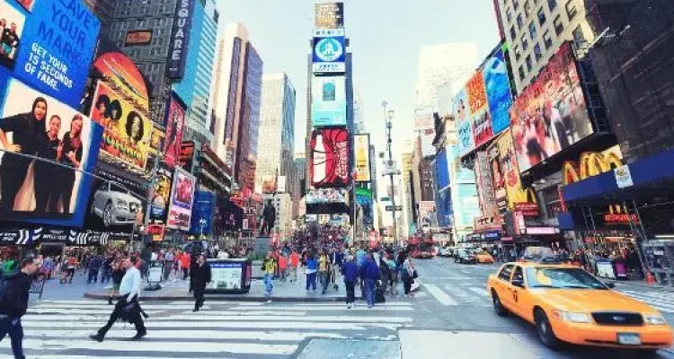 As atenções dos investidores estão voltadas nesta quinta-feira (22) para os próximos passos do Federal Reserve (Fed, banco central dos Estados Unidos), em relação ao tamanho do cada vez mais provável corte dos juros no País, na reunião de setembro do Comitê Federal de Mercado Aberto (Fomc).