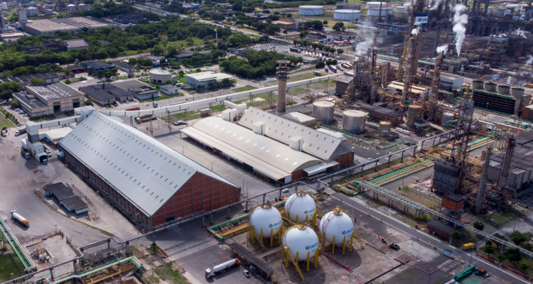 A Unigel, uma empresa da indústria química, obteve uma vitória no Tribunal de Justiça de São Paulo (TJ-SP) em 15 de fevereiro, contra uma investida movida por investidores que buscavam a execução de dívidas relacionadas às debêntures no valor de R$ 500 milhões emitidas pela empresa.