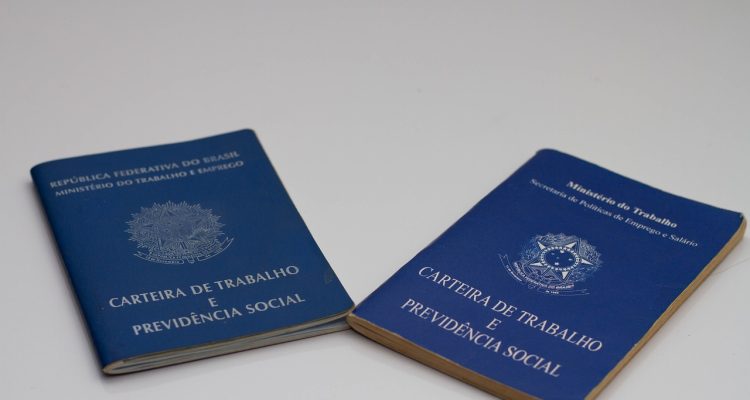 De acordo com as estatísticas do IBGE, o número de desempregados no país alcançou a marca de 8,5 milhões no mês de julho do corrente ano, apresentando uma redução de 1,2 ponto percentual em comparação a julho de 2022..